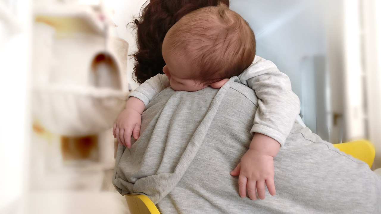 四个月孕妈供卵生的宝宝睡眠时间少（4个月NF宝贝(国际)生殖的婴儿睡眠时间少）