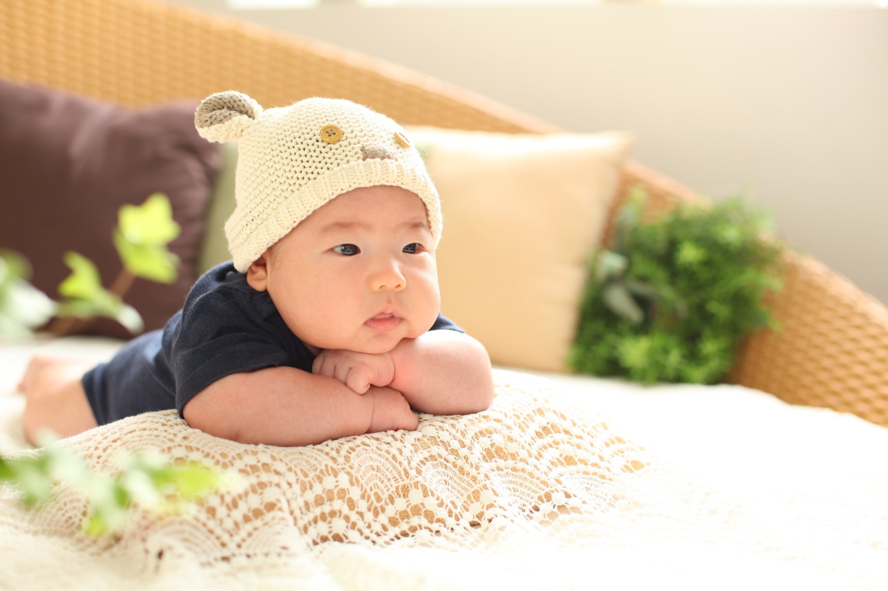 孕妈供卵生的宝宝含着奶头才能睡（孕妈供卵生的宝宝含着奶头才能睡正常吗）